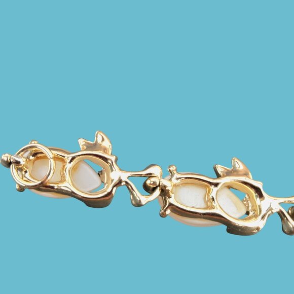 CORO Bracelet Gold Tone Leaf Link Oval Stone Unsigned Circa 1950s White Wedding - Picture 6 of 6